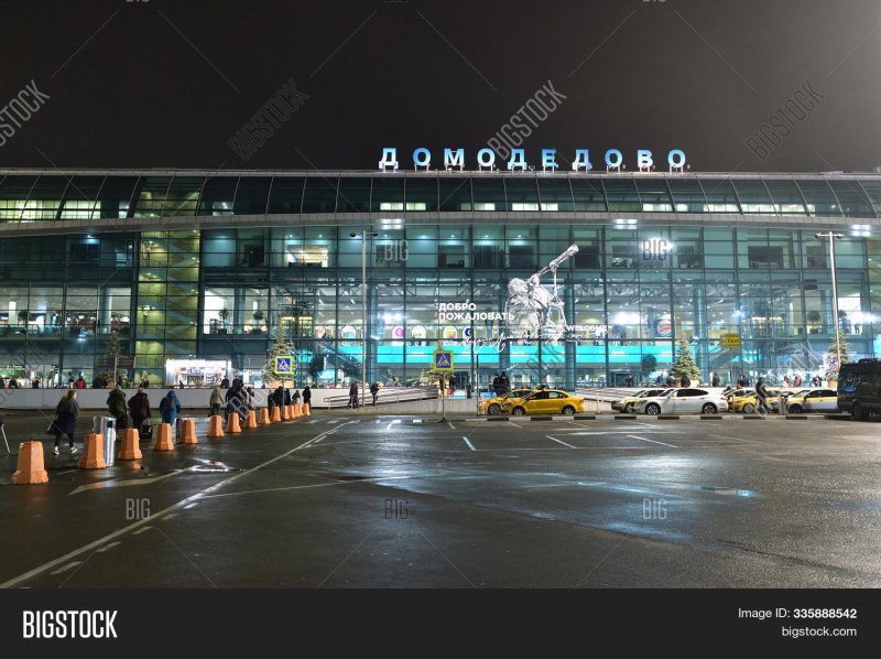 Аэропорт Домодедово летом