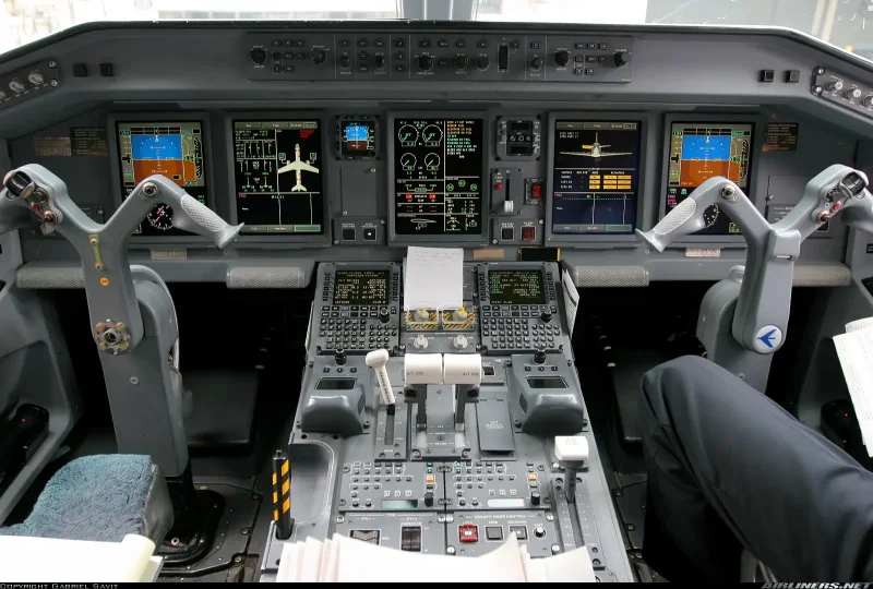 Embraer EMB 175 салон