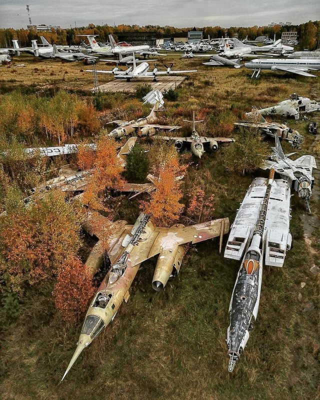 Кладбище заброшенных самолётов (свалка-Запасник музея ВВС В Монино)