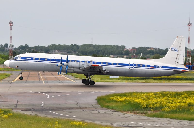 Четырёхмоторный турбовинтовой пассажирский самолёт ил-18