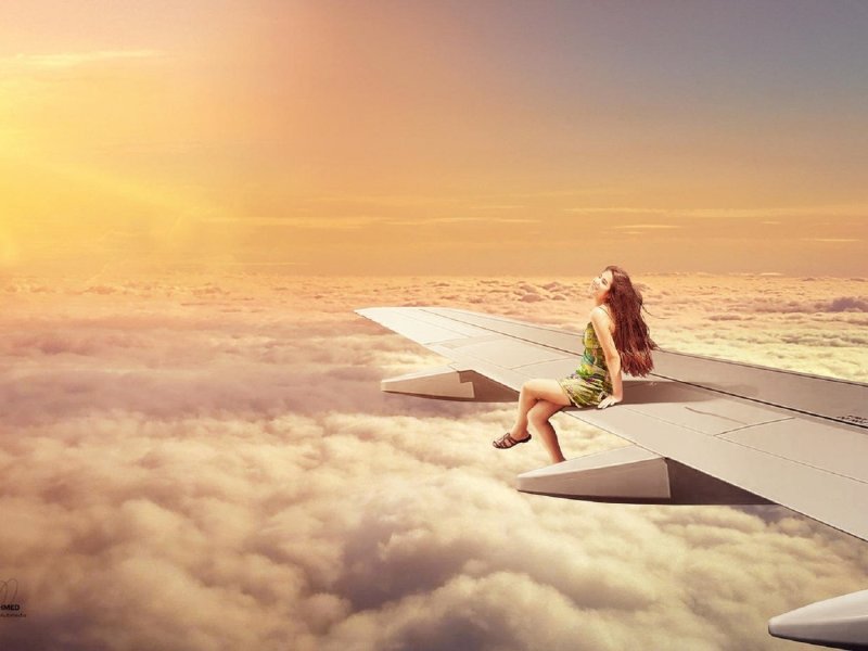 Девушка на крыле самолета
