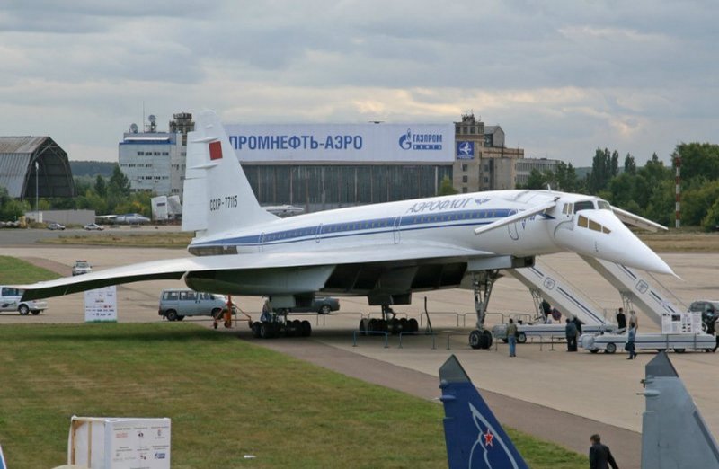 Сверхзвуковой пассажирский самолет ту-144