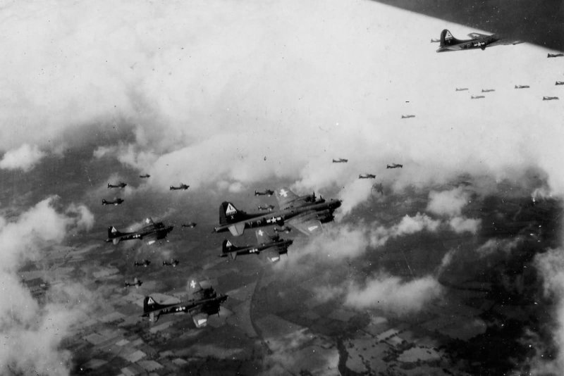 Немецкие самолёты бомбят Сталинград