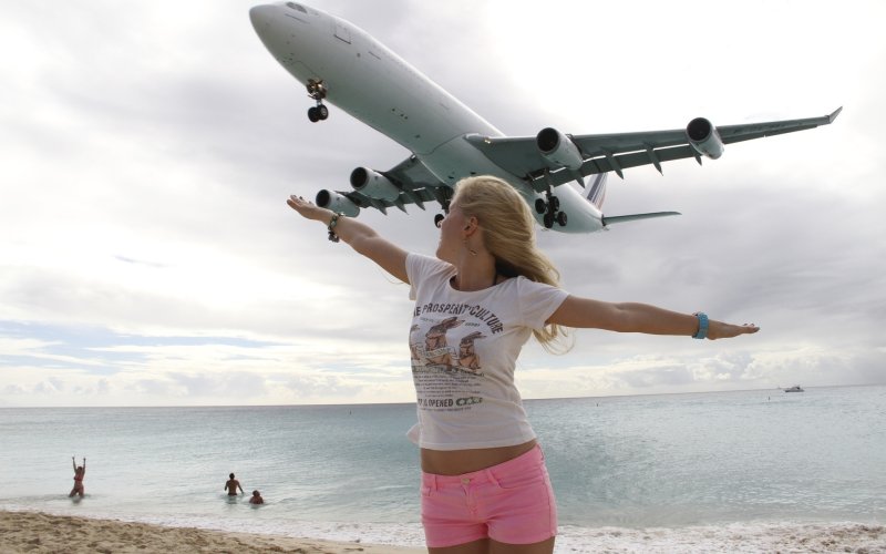 Девушка на фоне самолета