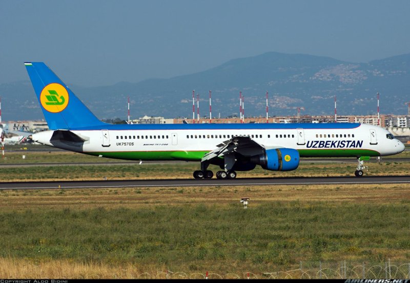 Самолет Uzbekistan Airways