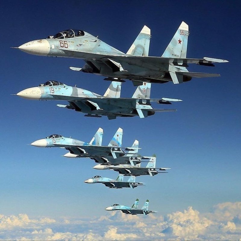 Много военных самолетов России