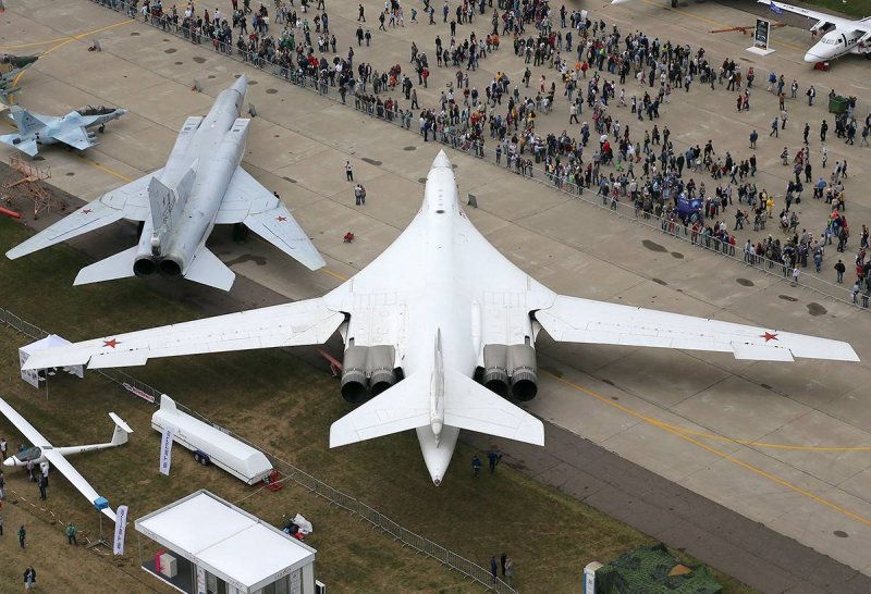 Стратегический бомбардировщик ту-160