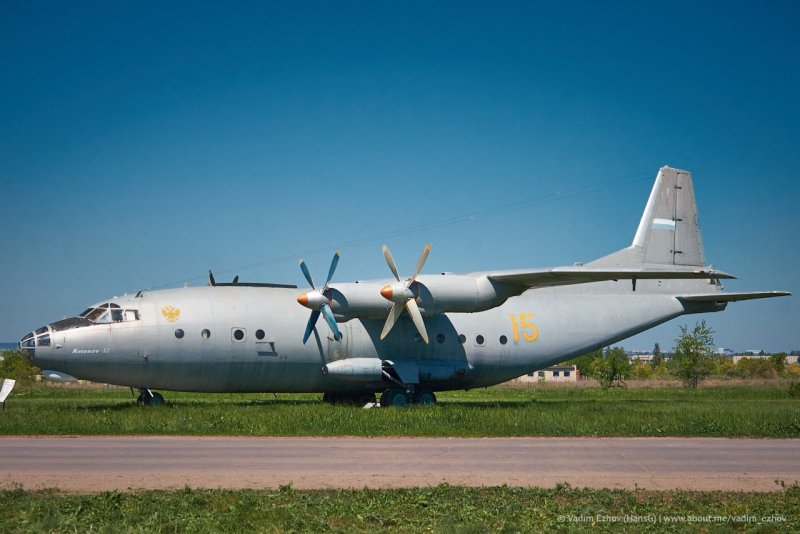 АН-8 военно-транспортный самолёт