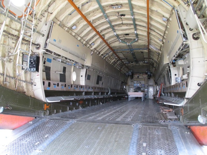 Ил-76 грузовой отсек