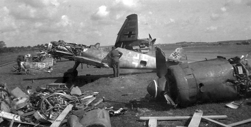 Подбитый немецкий самолет 1945