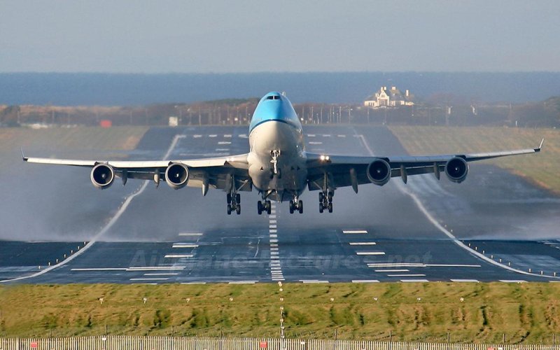 Самолет посадка Боинг 747