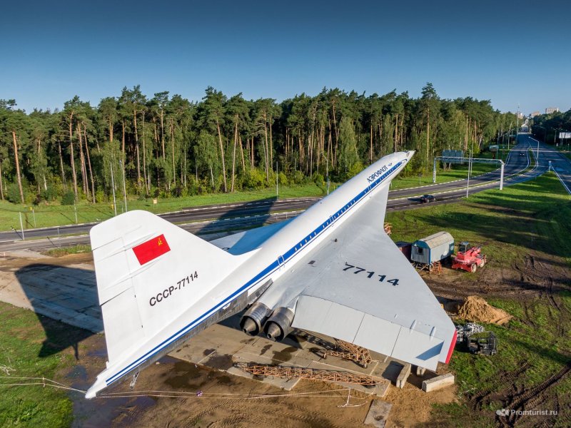 Памятник-самолет ту-144 город Жуковский