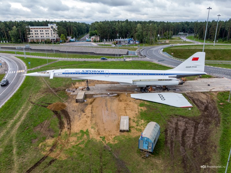 Памятник-самолет ту-144 город Жуковский