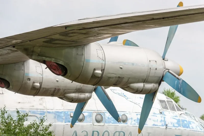 АН-10 пассажирский самолёт