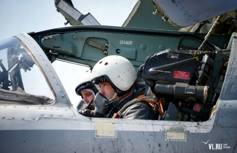 Летчики Су-24 в кабине