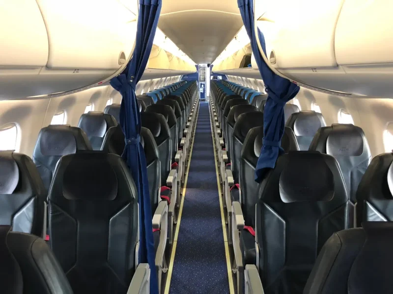 Самолет Embraer 190 салон