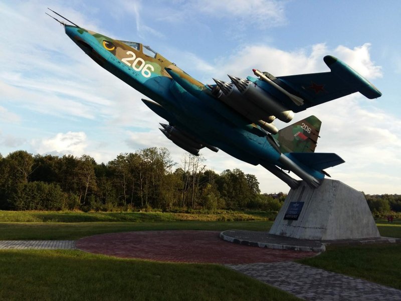 Памятник-самолёт миг-21 Нижний Новгород аэропорт