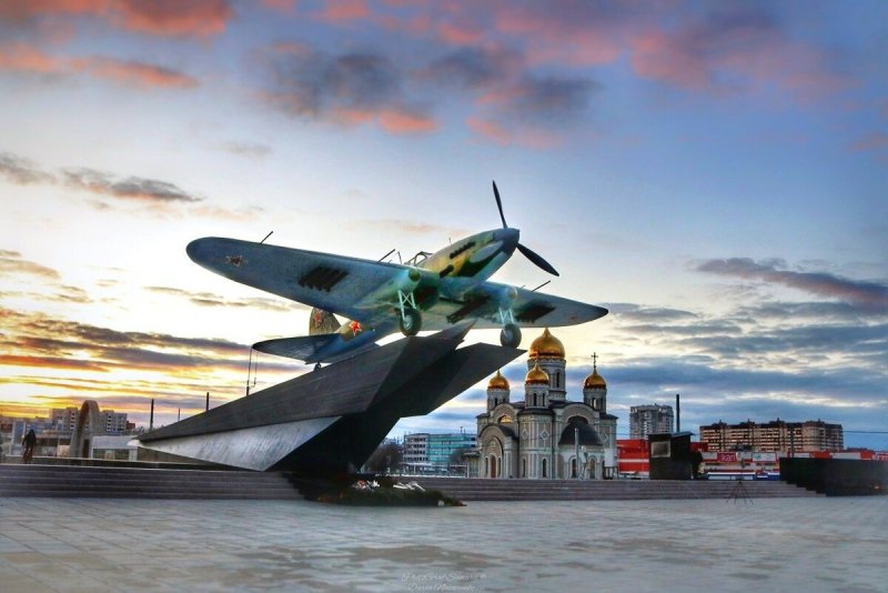 Памятник самолету ил-2