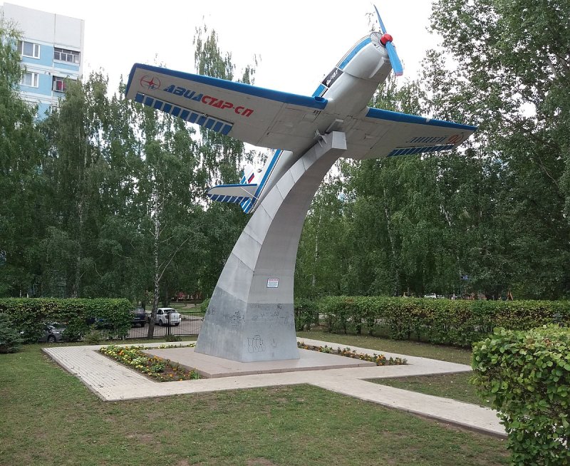 Памятник самолёту як 18т Ульяновск