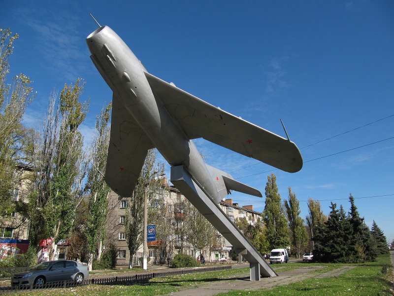 Памятник самолету в Украине
