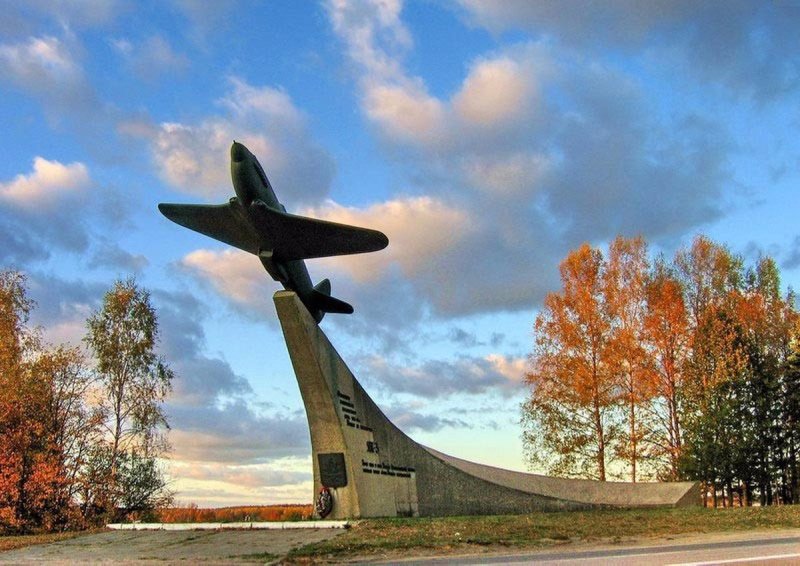 Памятник самолет защитникам Московского неба Можайск
