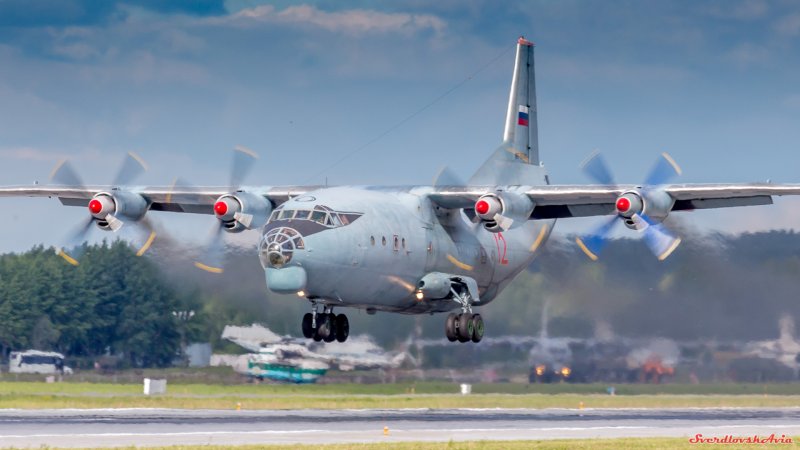 АН-12 военно-транспортный самолёт