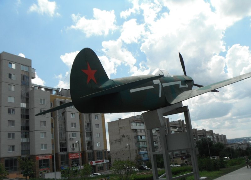 Памятник самолету Маресьева