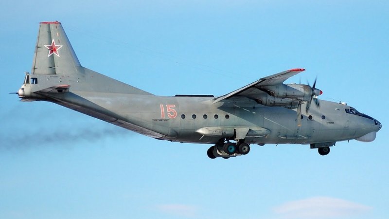 Военный самолет АН 12