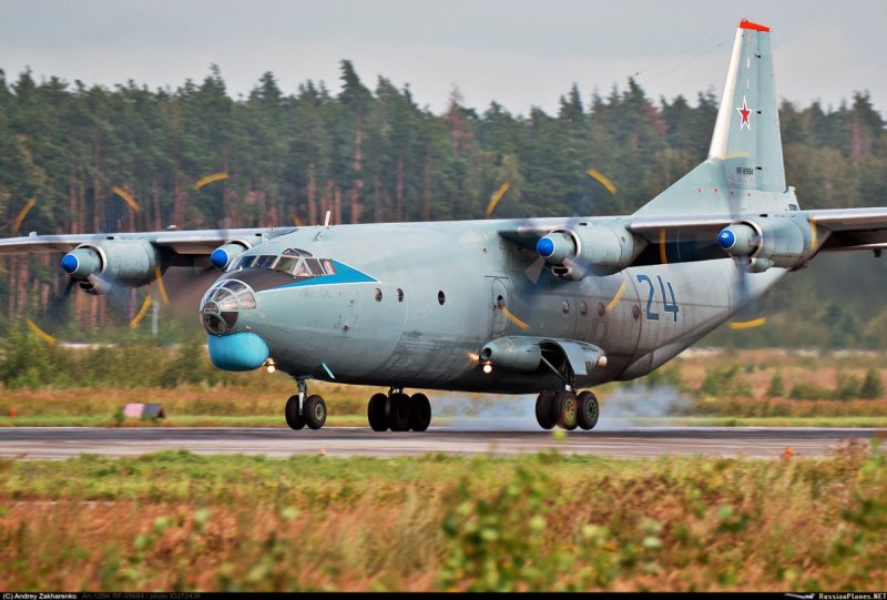 АН-12 военно-транспортный самолёт