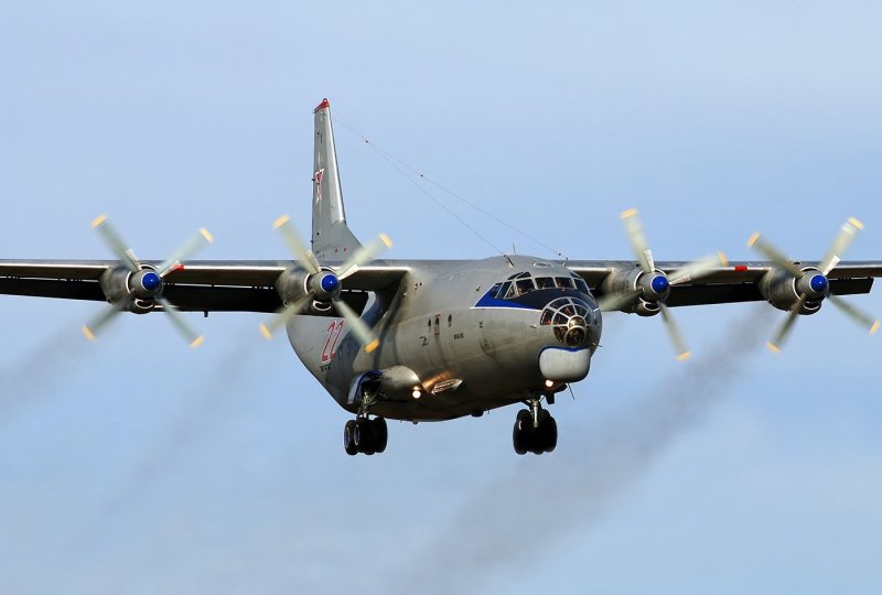 АН-12 военно-транспортный самолёт