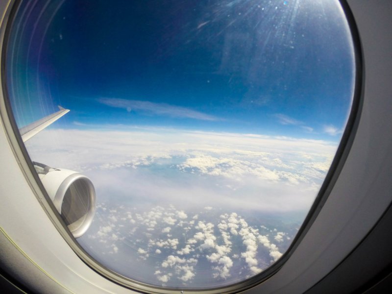 Красивый вид из окна самолета