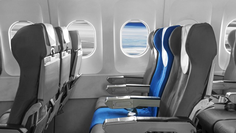 Салон самолета синие кресла