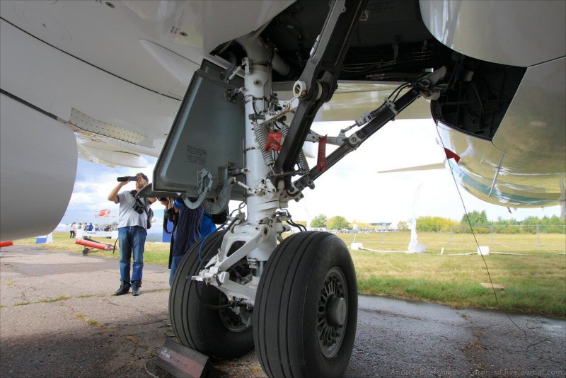 Стойка шасси SSJ-100