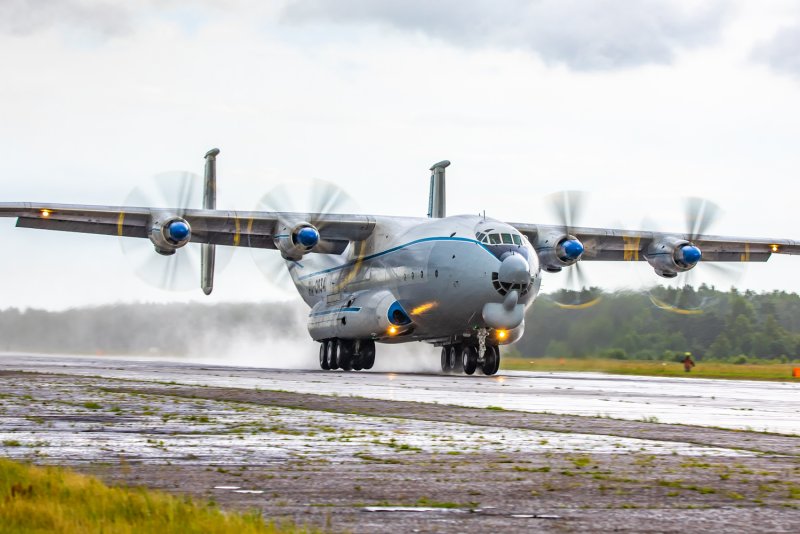 Самолёт ил-76мд-90а военно-транспортный