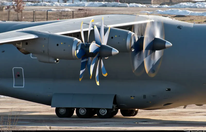 АН-27 военно-транспортный самолёт