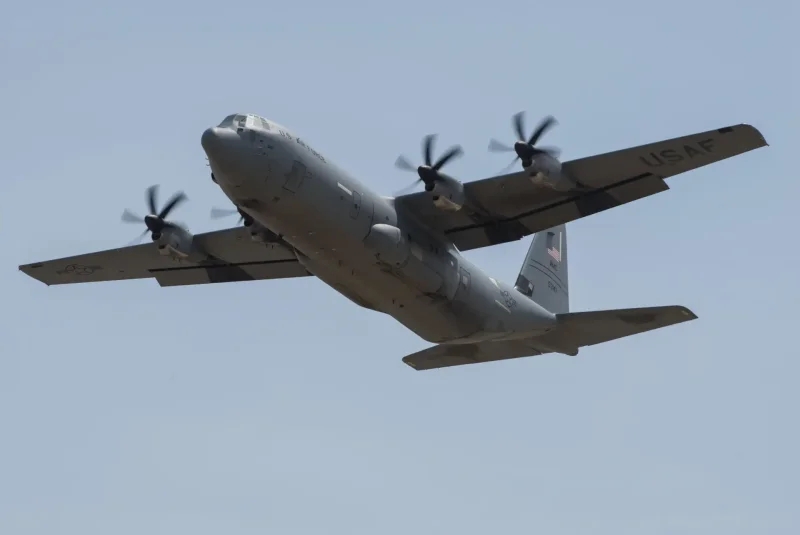 Американский военно-транспортный самолет с-130 c-130