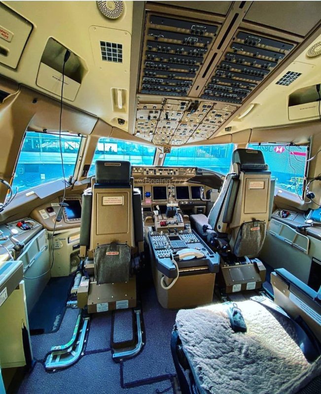 Боинг 747 кокпит