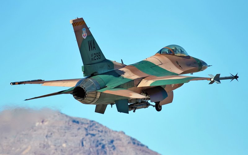 F-16 самолет