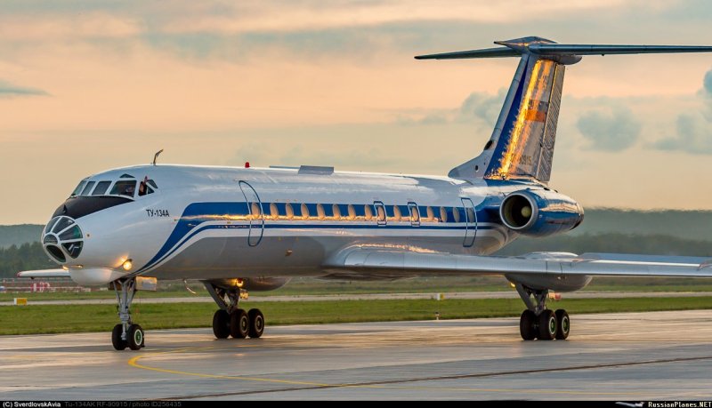 Ту-134 пассажирский самолёт