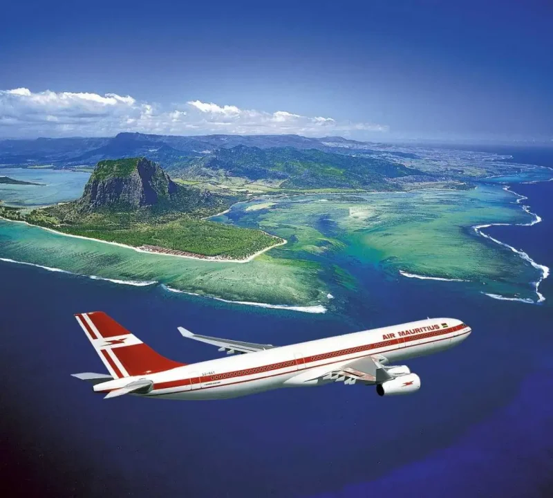 Самолет над островами