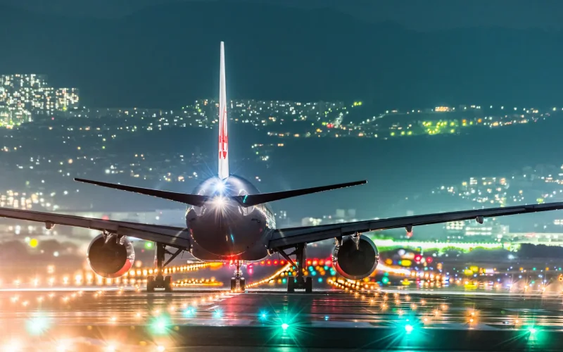 Самолет и аэропорт