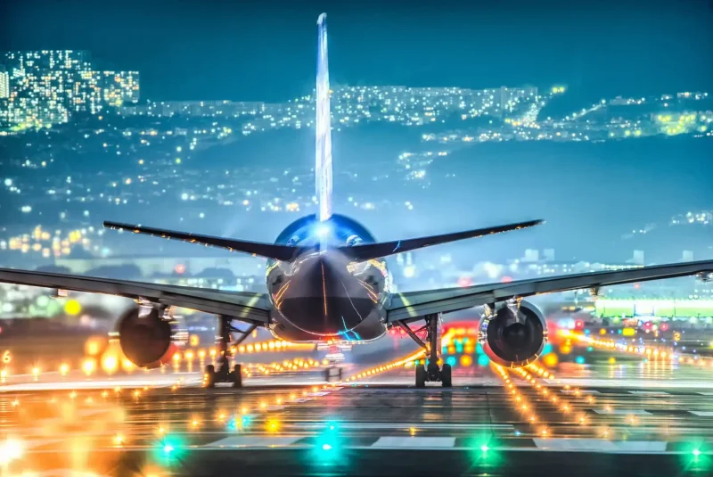 Самолет и аэропорт