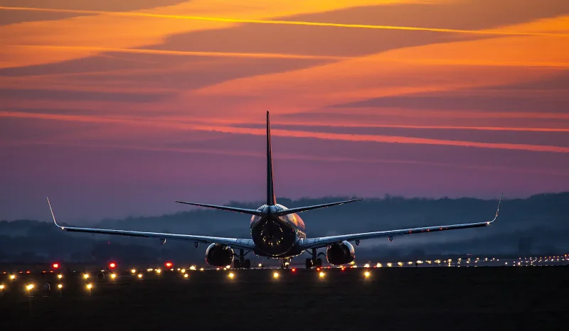 Боинг 737 на взлетной полосе