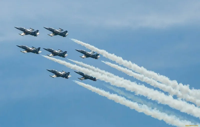 Военные самолеты в небе