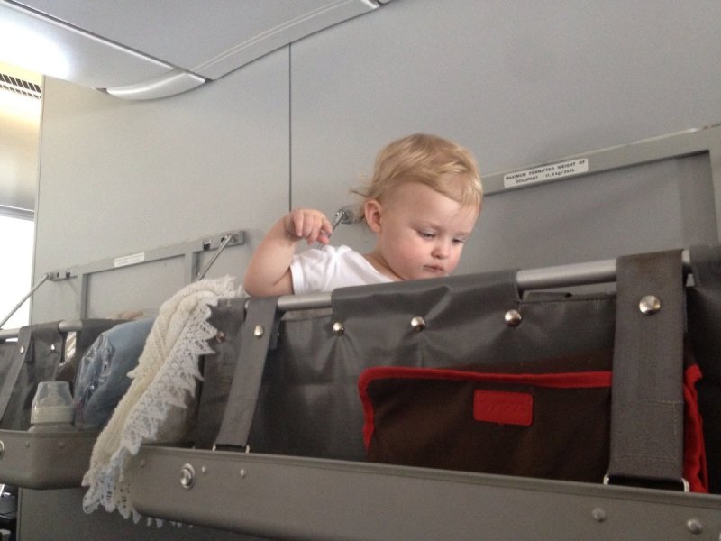 Детская люлька в самолете Turkish Airlines