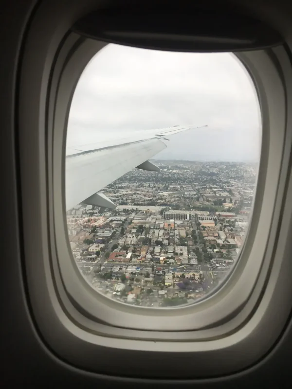 Фото из окна самолета в небе