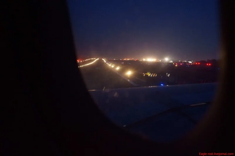 Вид из окна аэропорта ночью