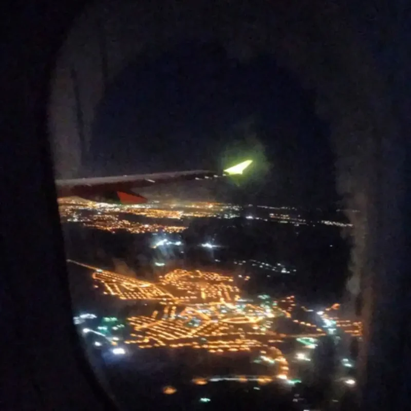 Фото из окна самолета ночью