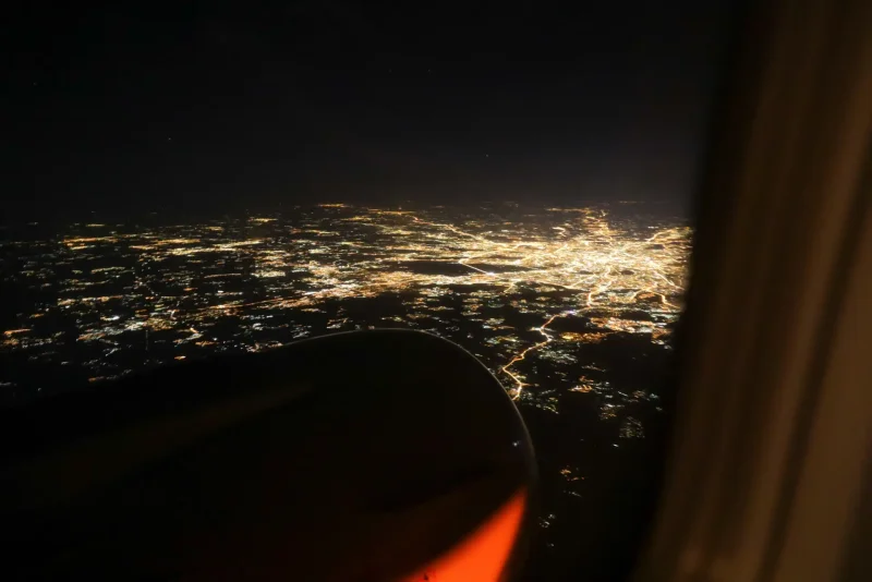 Ночь из иллюминатора самолета