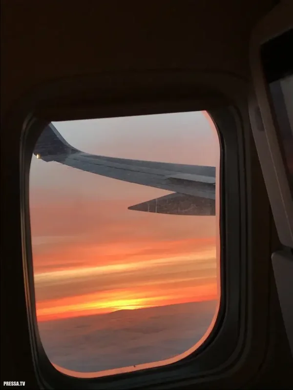 Окно самолёта ночью